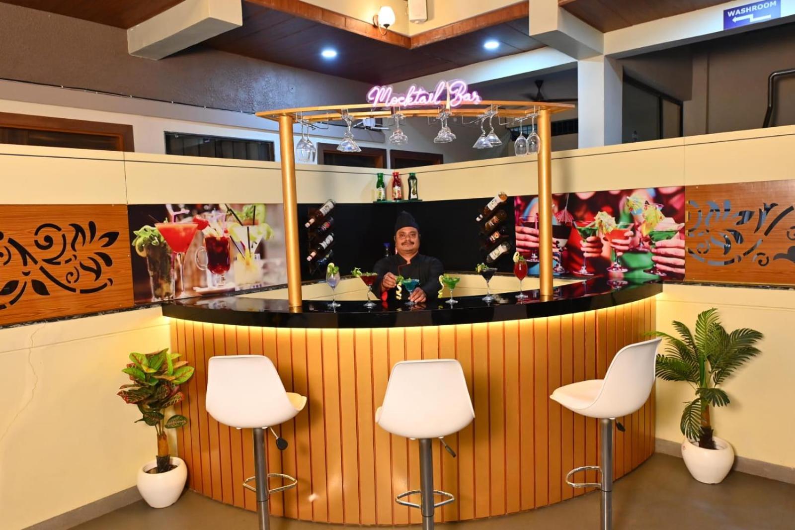 The Apple Tree Hotel Indore Exterior foto